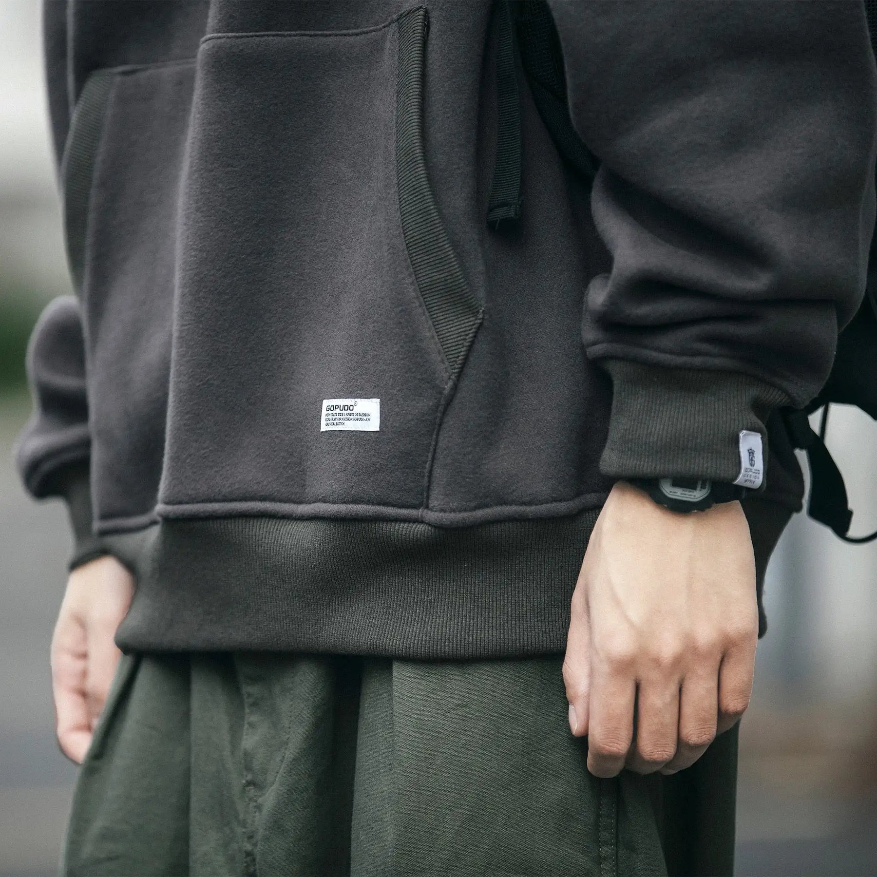 Moletom Masculino Street Romenzi RZ023 na cor marrom escuro, com design versátil, acabamento premium e estilo urbano para o homem moderno.