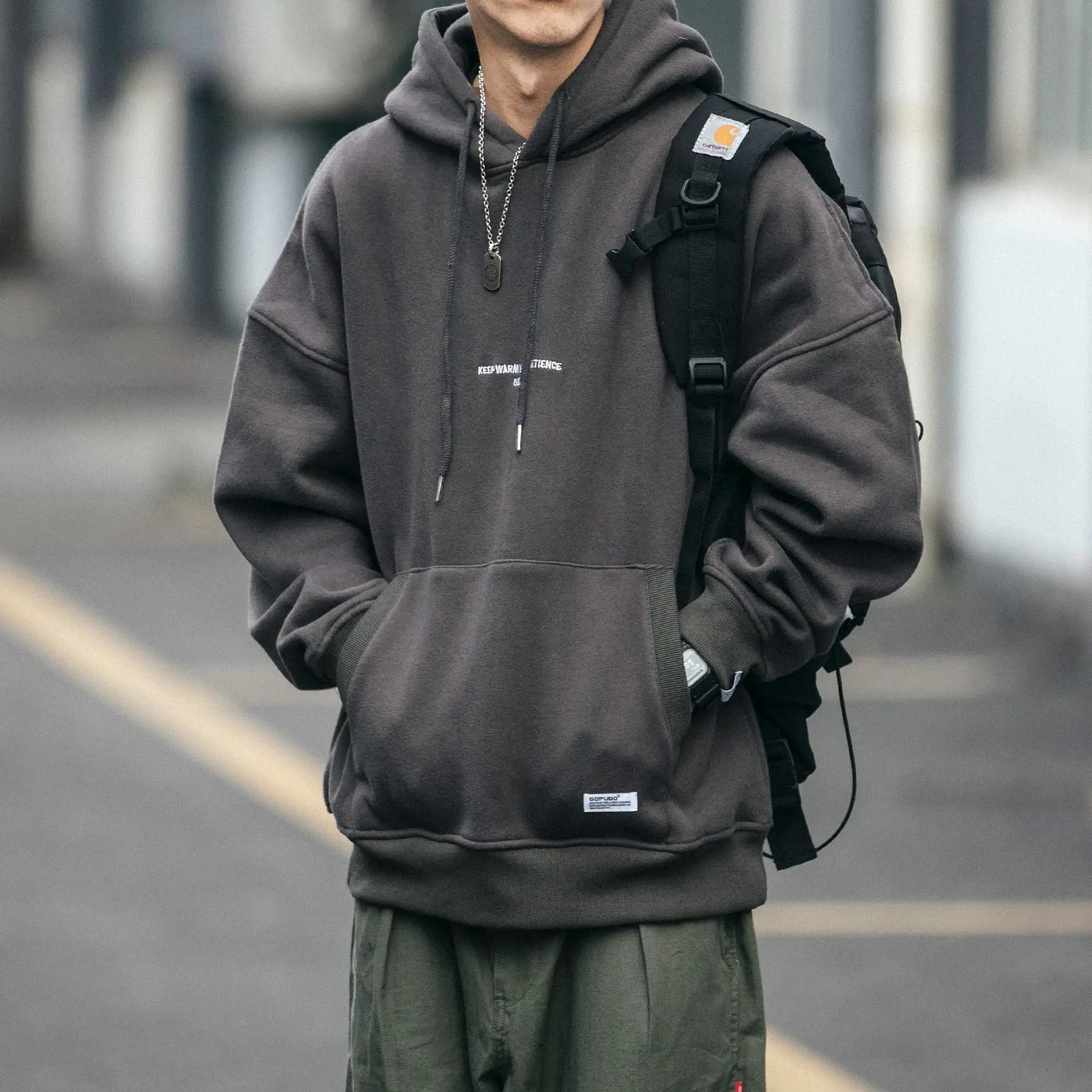 Moletom Masculino Street Romenzi RZ023 na cor marrom escuro, com design versátil, acabamento premium e estilo urbano para o homem moderno.