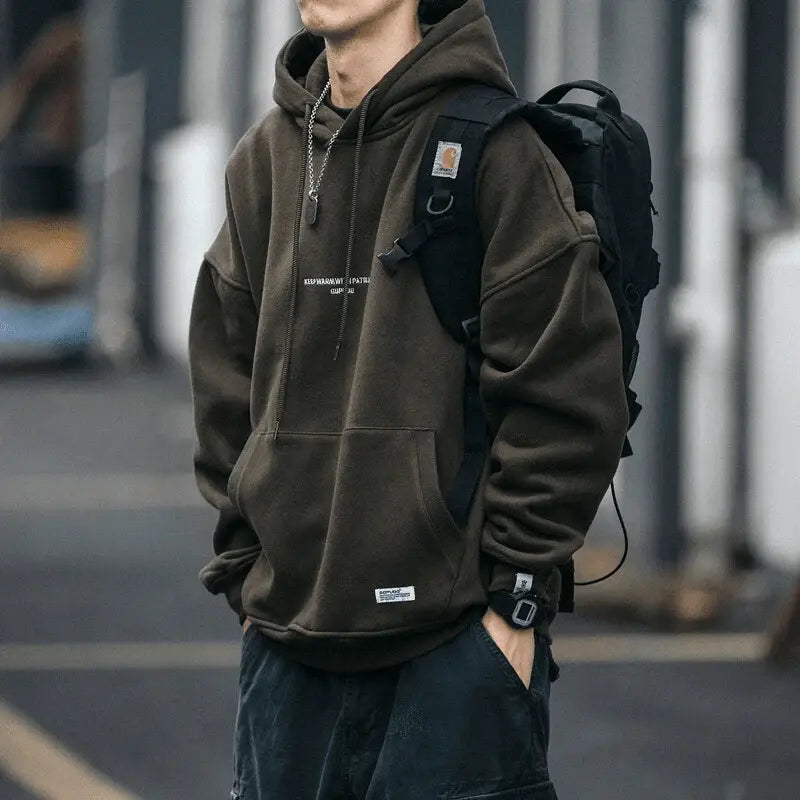 Moletom Masculino Street Romenzi RZ023 na cor marrom escuro, com design versátil, acabamento premium e estilo urbano para o homem moderno.