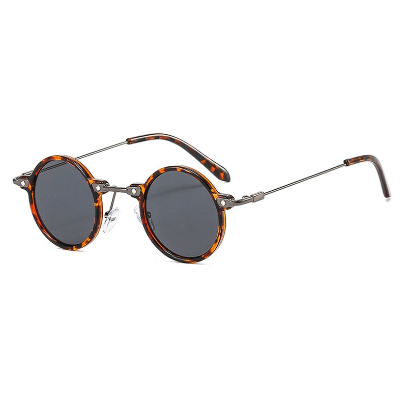 Óculos de Sol Romenzi Malibu RZ689 com design moderno e elegante, lentes em policarbonato e proteção UV400 que garantem estilo, conforto e sofisticação.