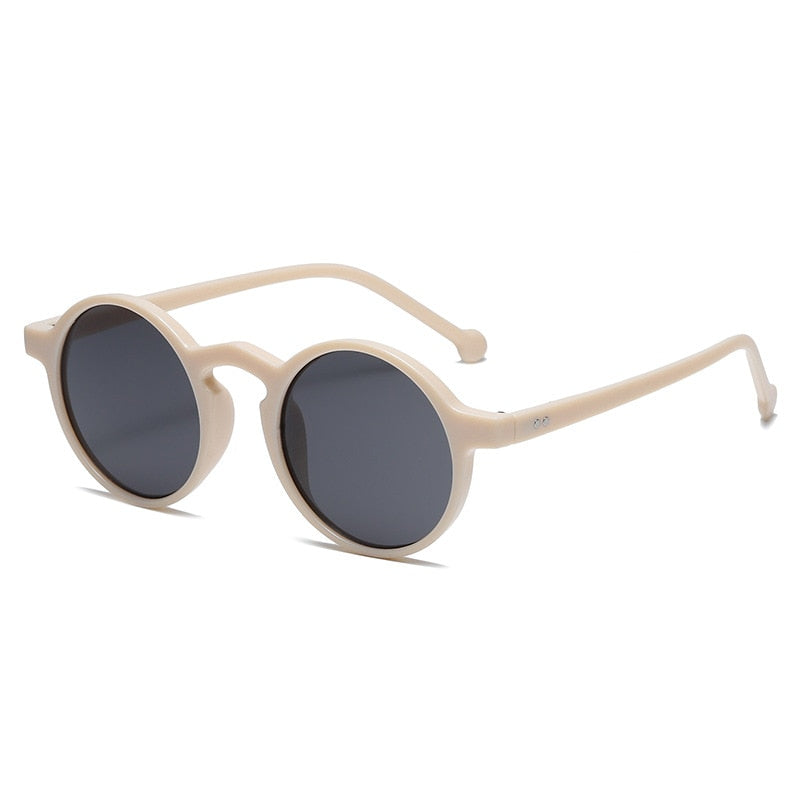 Óculos de Sol Romenzi Miami RZ690 em detalhe, modelo sofisticado inspirado em Miami que garante conforto, durabilidade e proteção solar com muito estilo.