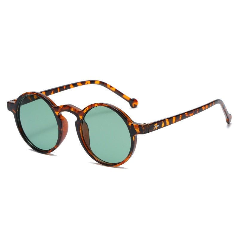 Óculos de Sol Romenzi Miami RZ690 em detalhe, modelo sofisticado inspirado em Miami que garante conforto, durabilidade e proteção solar com muito estilo.