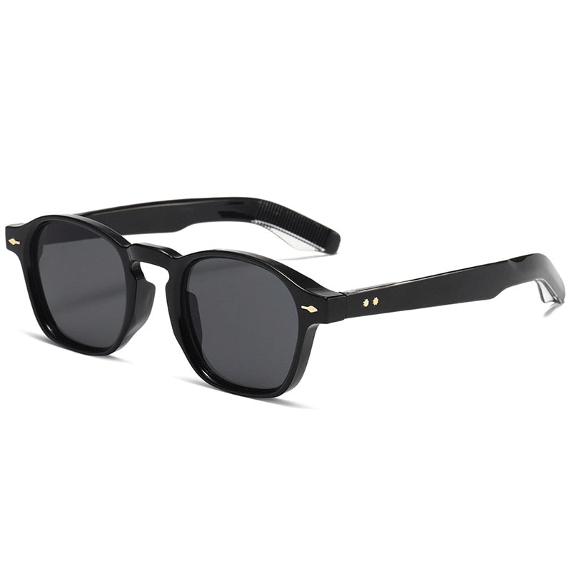 Óculos de Sol Romenzi Mykonos RZ691 em detalhe, modelo sofisticado inspirado na Grécia com lentes de proteção UV que oferecem conforto, durabilidade e estilo.