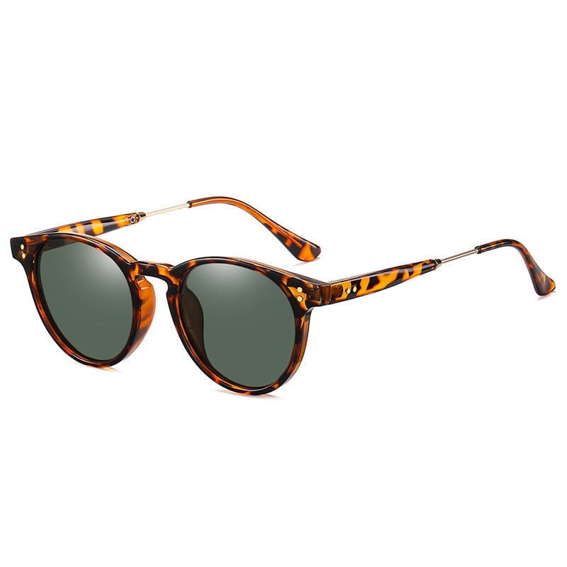 Óculos de Sol Romenzi Rio de Janeiro RZ694 em destaque, modelo inspirado nas praias cariocas com lentes UV400 que oferecem proteção solar, conforto e estilo.