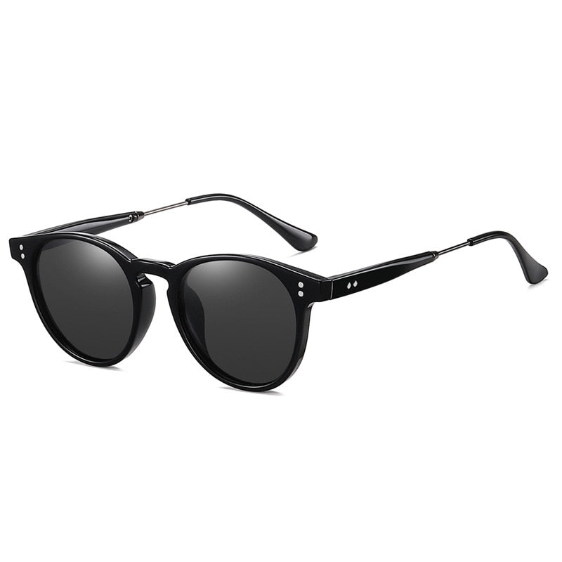 Óculos de Sol Romenzi Rio de Janeiro RZ694 em destaque, modelo inspirado nas praias cariocas com lentes UV400 que oferecem proteção solar, conforto e estilo.