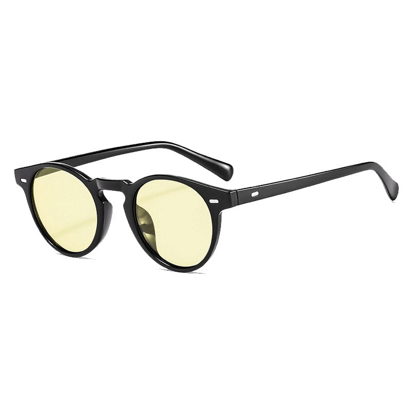 Óculos de Sol Romenzi Sydney RZ696 em detalhe, modelo contemporâneo com lentes escuras UV400 que oferecem conforto, proteção solar e estilo sofisticado.