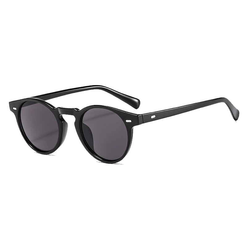 Óculos de Sol Romenzi Sydney RZ696 em detalhe, modelo contemporâneo com lentes escuras UV400 que oferecem conforto, proteção solar e estilo sofisticado.