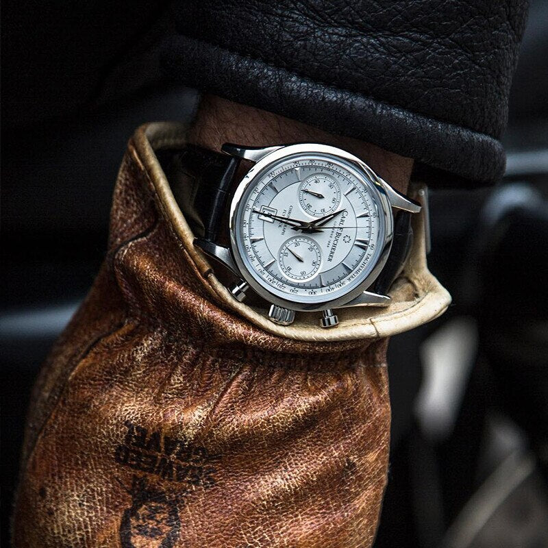 Relógio Masculino Romenzi Flyback RZ708 com pulseira em couro legítimo, mostrador em safira, resistência à água e design ajustável para conforto e estilo.