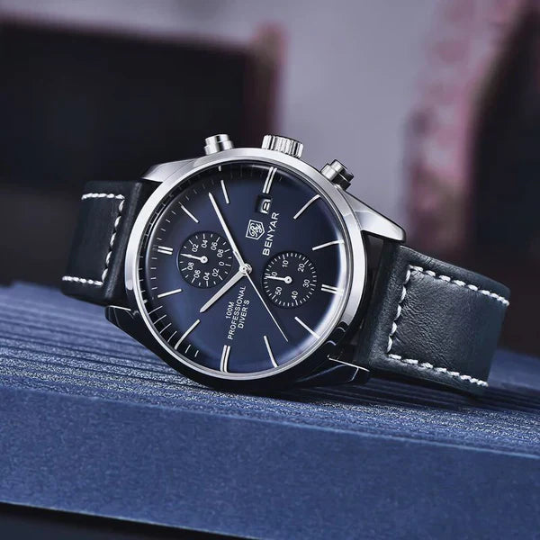 Relógio Masculino Romenzi Majestic RZ716 com pulseira em couro ajustável, vidro de safira, quartzo japonês e resistência à água até 30 metros.