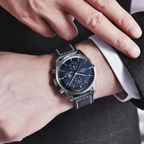 Relógio Masculino Romenzi Majestic RZ716 com pulseira em couro ajustável, vidro de safira, quartzo japonês e resistência à água até 30 metros.