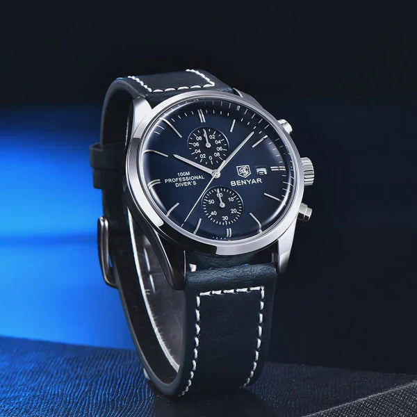 Relógio Masculino Romenzi Majestic RZ716 com pulseira em couro ajustável, vidro de safira, quartzo japonês e resistência à água até 30 metros.