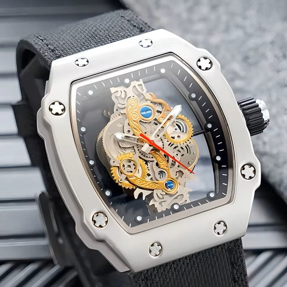 Relógio Masculino Romenzi Scorpion RZ722 com pulseira em látex, vidro de safira e design robusto que une resistência, conforto e sofisticação em todas ocasiões.