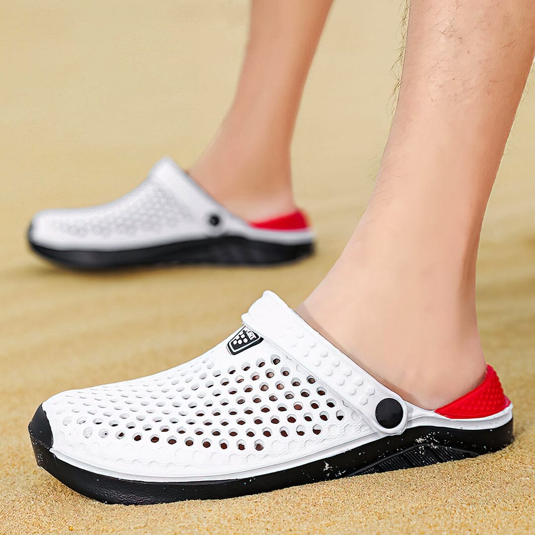 Sandália Masculina Romenzi Croc`s Summer RZ510 feita em EVA com sola de borracha, leve e resistente, oferecendo conforto, praticidade e estilo moderno.