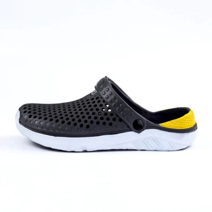 Sandália Masculina Romenzi Croc`s Summer RZ510 feita em EVA com sola de borracha, leve e resistente, oferecendo conforto, praticidade e estilo moderno.