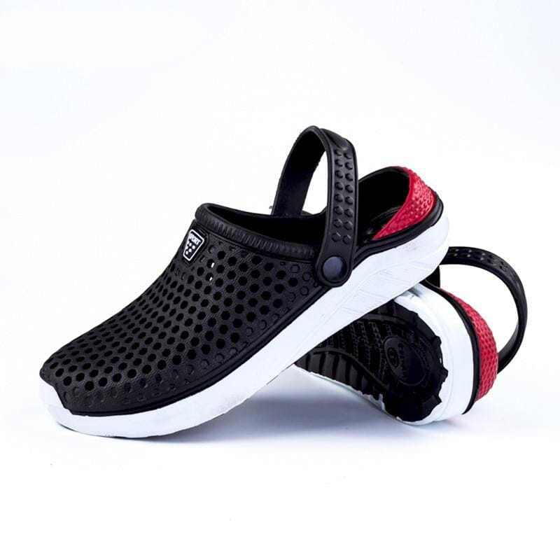 Sandália Masculina Romenzi Croc`s Summer RZ510 feita em EVA com sola de borracha, leve e resistente, oferecendo conforto, praticidade e estilo moderno.