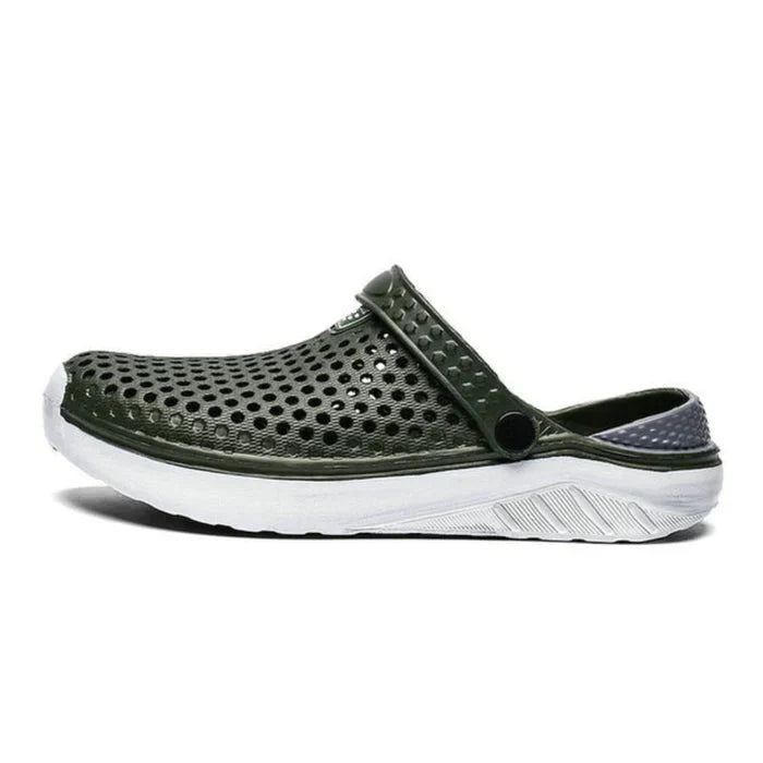 Sandália Masculina Romenzi Croc`s Summer RZ510 feita em EVA com sola de borracha, leve e resistente, oferecendo conforto, praticidade e estilo moderno.