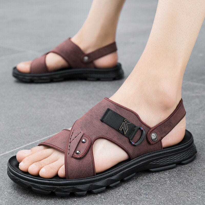 Sandália Masculina Romenzi Decanto RZ513 feita em materiais premium, design liso e atemporal, oferecendo conforto, praticidade e estilo sofisticado.