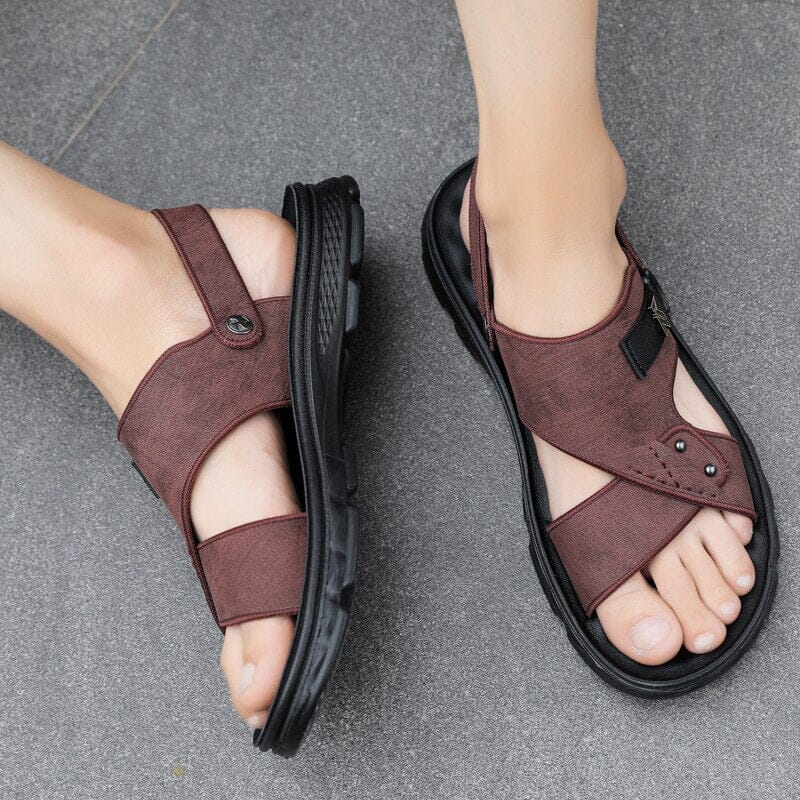 Sandália Masculina Romenzi Decanto RZ513 feita em materiais premium, design liso e atemporal, oferecendo conforto, praticidade e estilo sofisticado.