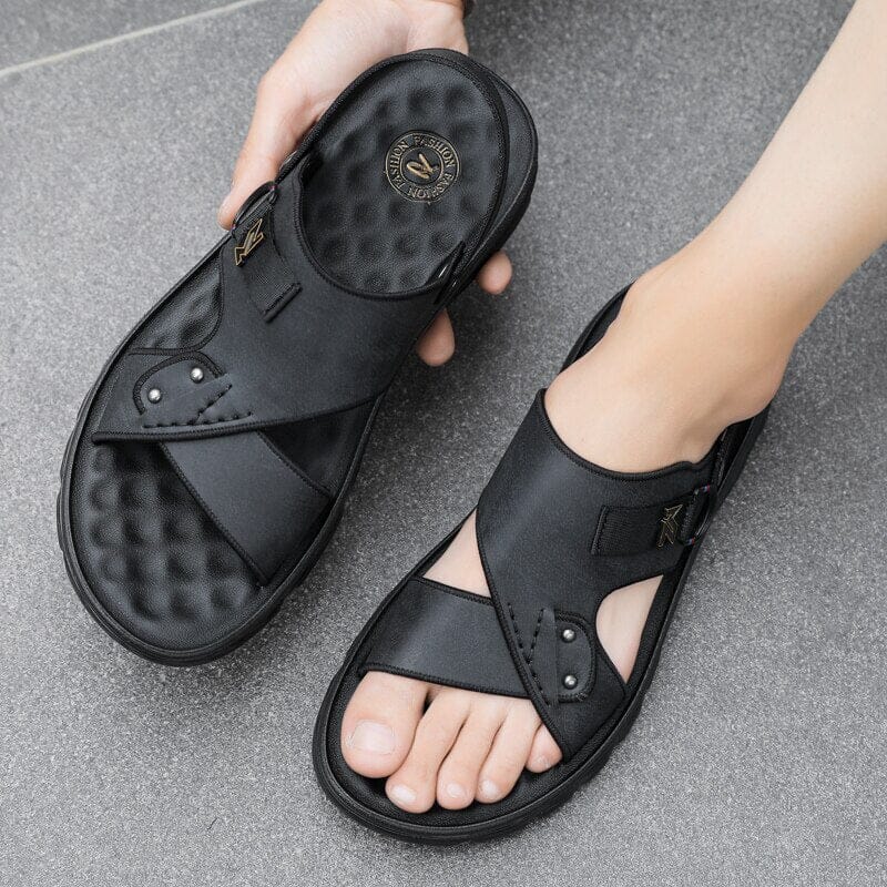 Sandália Masculina Romenzi Decanto RZ513 feita em materiais premium, design liso e atemporal, oferecendo conforto, praticidade e estilo sofisticado.