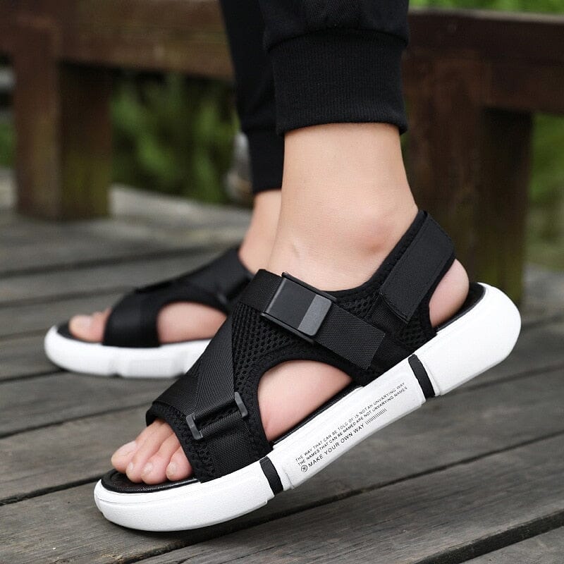 Sandália Romenzi Masculina Duncan RZ512 em materiais premium, design liso e sofisticado, oferecendo conforto, elegância e versatilidade para o homem moderno.