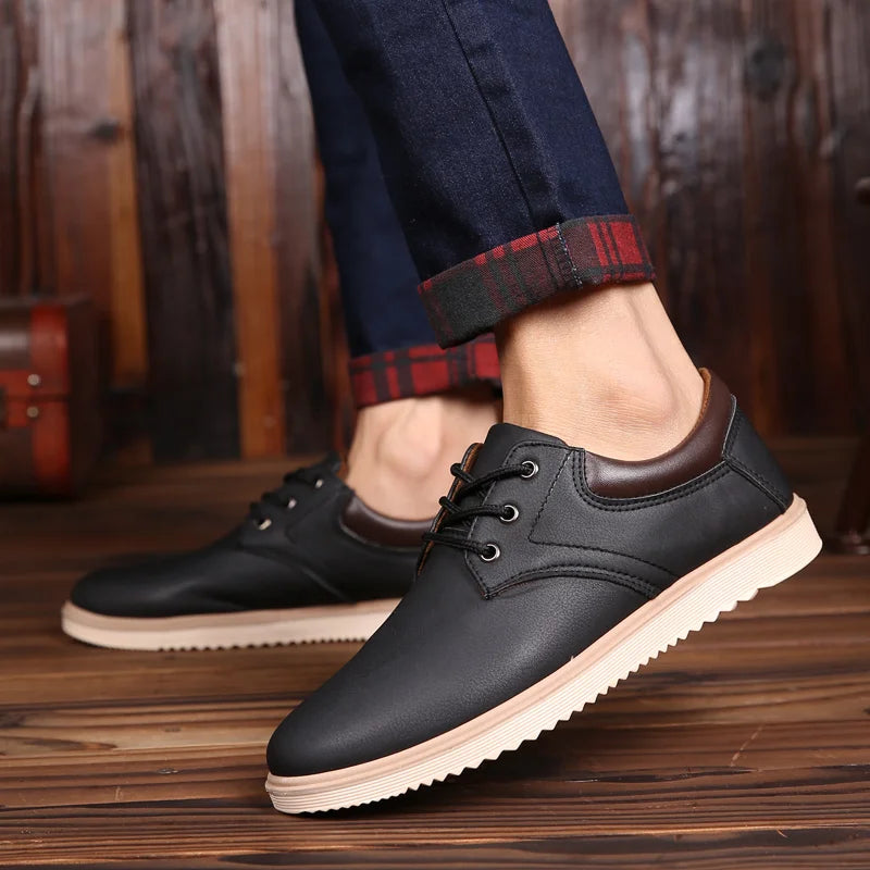 Sapatênis Romenzi RZ449 de couro legítimo com palmilha macia e sola emborrachada para segurança e estilo em looks formais e casuais.