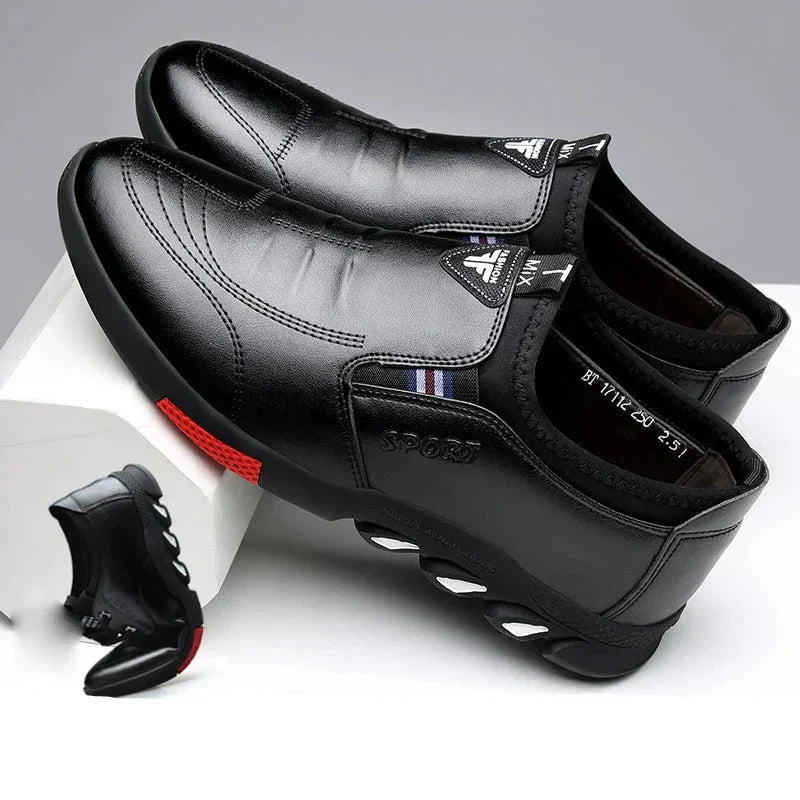 Sapatênis Masculino Romenzi RZ447 com design clean, solado em borracha flexível e palmilha respirável que garante leveza e estabilidade ao caminhar.