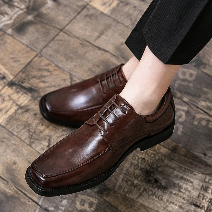 Sapato Derby Masculino Romenzi RZ350 em couro envernizado com sola robusta. Visual refinado nas cores marrom e preto para eventos sofisticados.