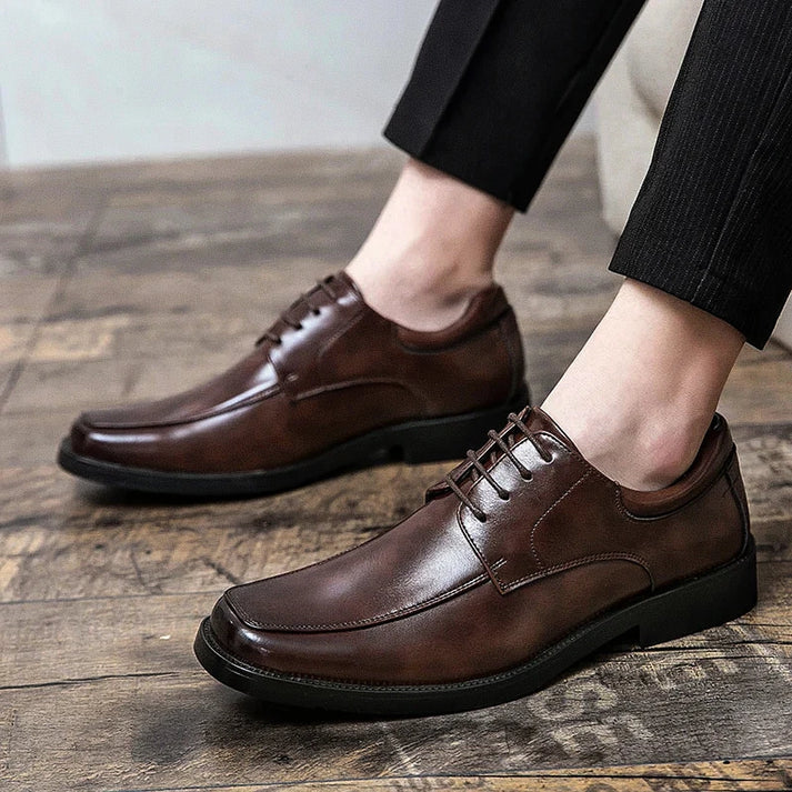 Sapato Derby Masculino Romenzi RZ350 em couro envernizado com sola robusta. Visual refinado nas cores marrom e preto para eventos sofisticados.