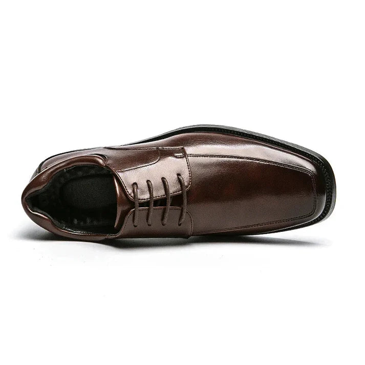 Sapato Derby Masculino Romenzi RZ350 em couro envernizado com sola robusta. Visual refinado nas cores marrom e preto para eventos sofisticados.
