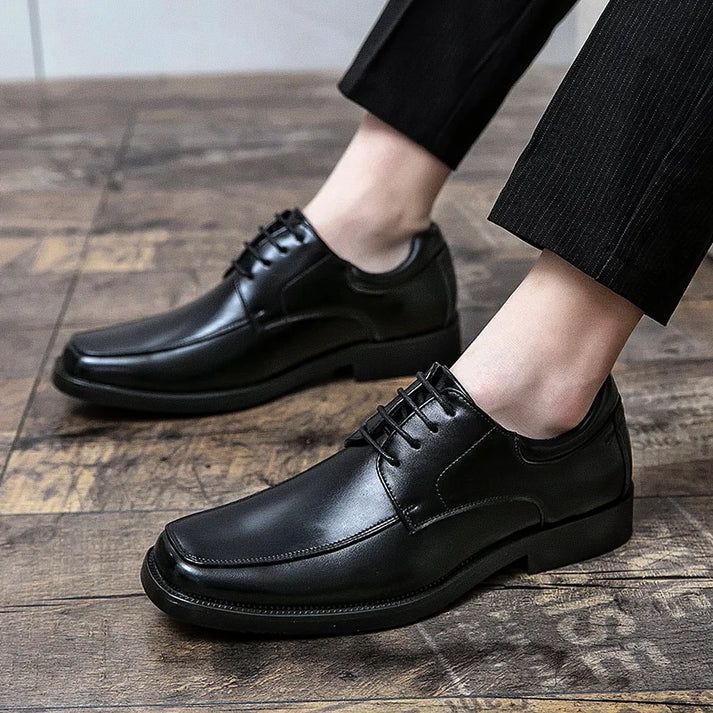 Sapato Derby Masculino Romenzi RZ350 em couro envernizado com sola robusta. Visual refinado nas cores marrom e preto para eventos sofisticados.