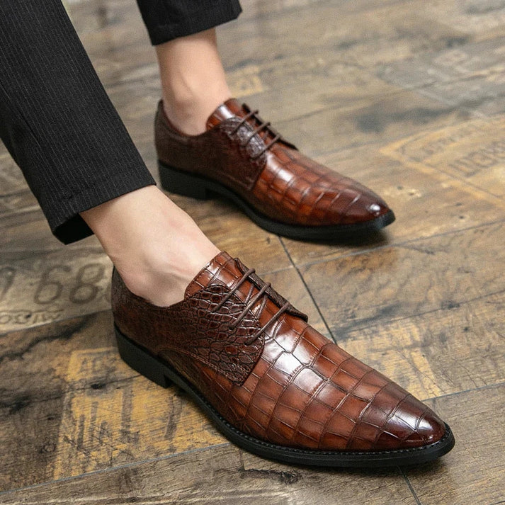 Sapato Masculino Derby em Couro Romenzi RZ352 com cadarço trançado, couro brilhante e plataforma de 3,5 cm. Visual elegante em preto e marrom.
