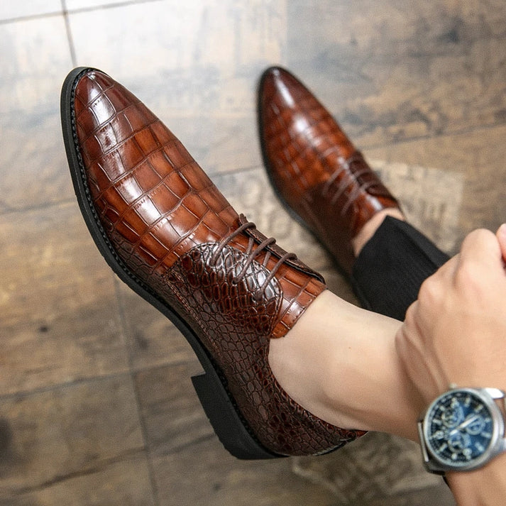 Sapato Masculino Derby em Couro Romenzi RZ352 com cadarço trançado, couro brilhante e plataforma de 3,5 cm. Visual elegante em preto e marrom.