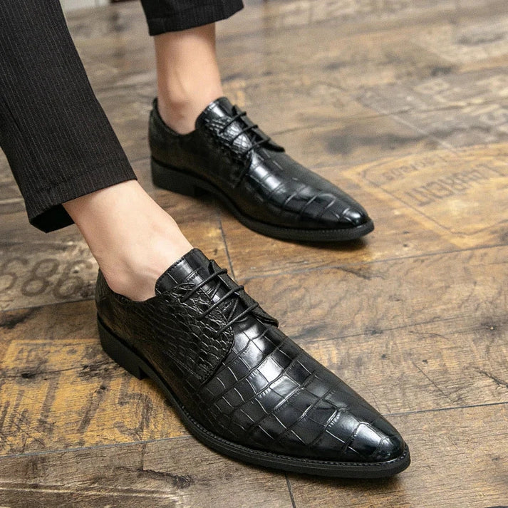 Sapato Masculino Derby em Couro Romenzi RZ352 com cadarço trançado, couro brilhante e plataforma de 3,5 cm. Visual elegante em preto e marrom.