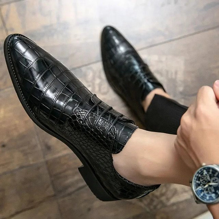 Sapato Masculino Derby em Couro Romenzi RZ352 com cadarço trançado, couro brilhante e plataforma de 3,5 cm. Visual elegante em preto e marrom.