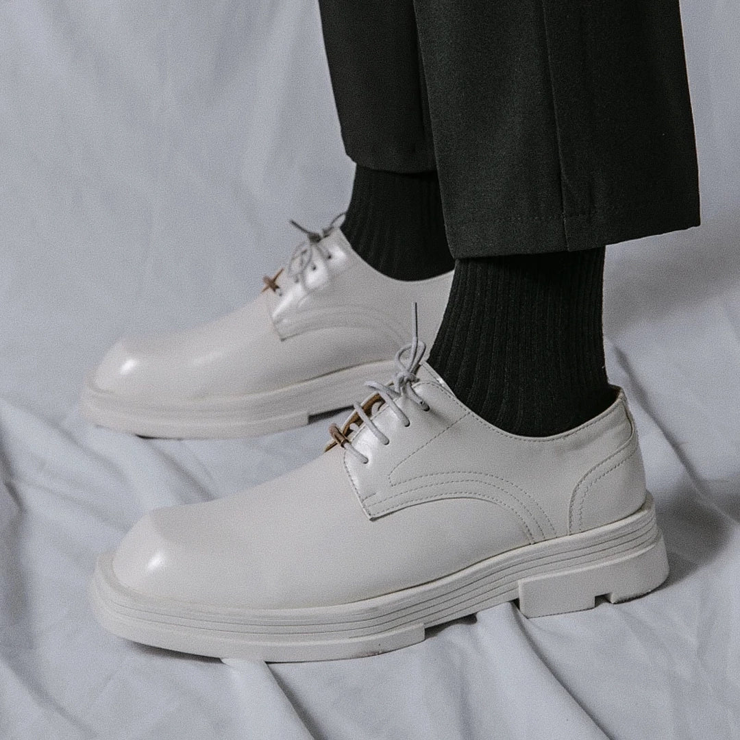 Sapato Masculino Derby Romenzi RZ359 em couro com solado tratorado e plataforma de 5 cm. Visual contemporâneo nas cores preto e off white