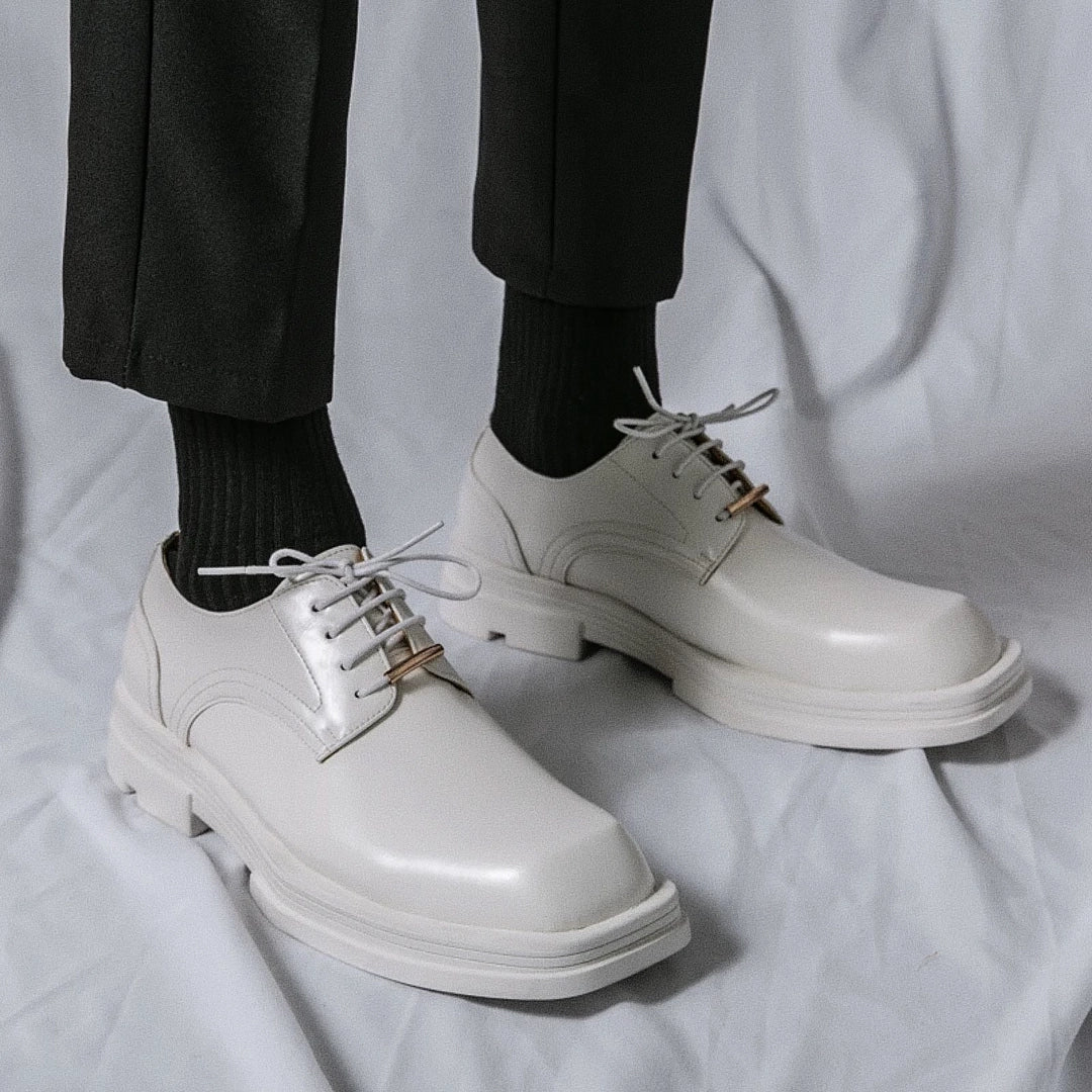 Sapato Masculino Derby Romenzi RZ359 em couro com solado tratorado e plataforma de 5 cm. Visual contemporâneo nas cores preto e off white