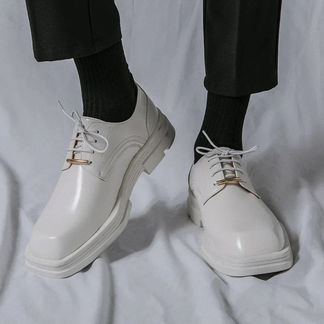 Sapato Masculino Derby Romenzi RZ359 em couro com solado tratorado e plataforma de 5 cm. Visual contemporâneo nas cores preto e off white