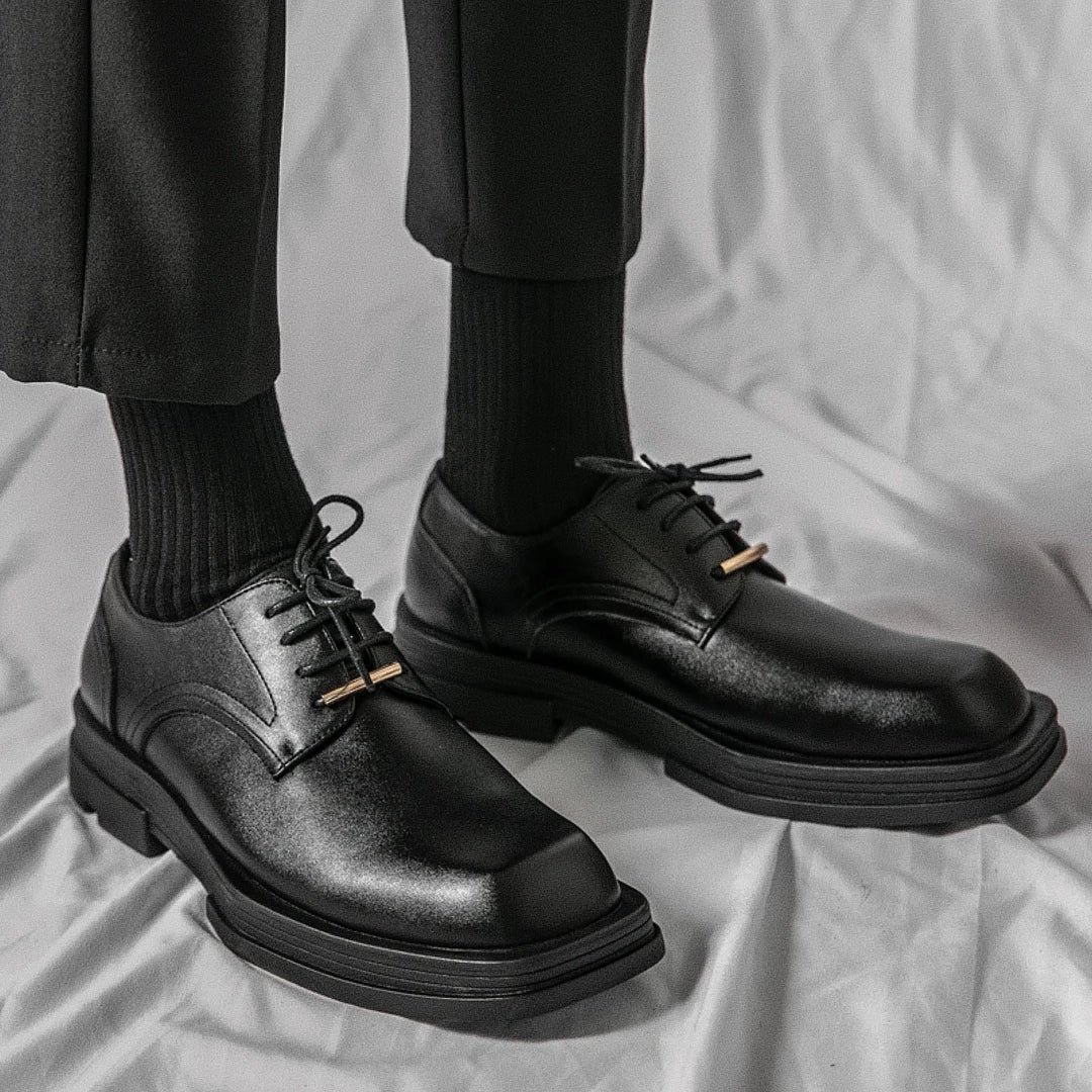 Sapato Masculino Derby Romenzi RZ359 em couro com solado tratorado e plataforma de 5 cm. Visual contemporâneo nas cores preto e off white