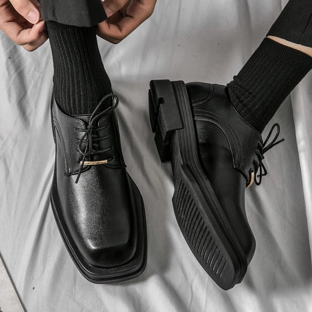 Sapato Masculino Derby Romenzi RZ359 em couro com solado tratorado e plataforma de 5 cm. Visual contemporâneo nas cores preto e off white
