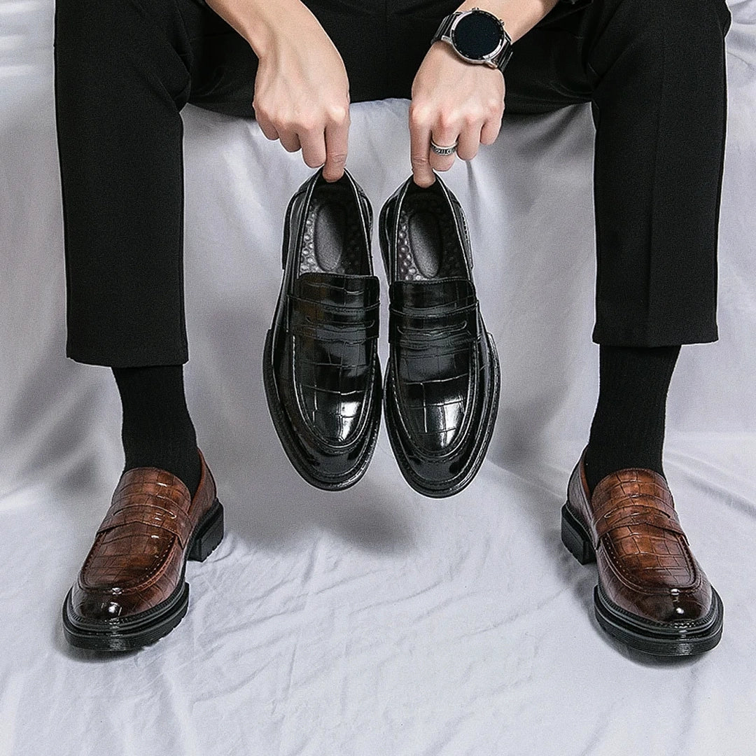 Sapato Masculino Loafer Romenzi RZ361 com acabamento impecável e estrutura premium. Visual elegante ideal para composições sofisticadas e versáteis