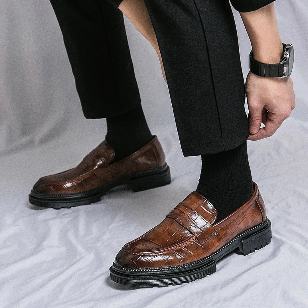 Sapato Masculino Loafer Romenzi RZ361 com acabamento impecável e estrutura premium. Visual elegante ideal para composições sofisticadas e versáteis