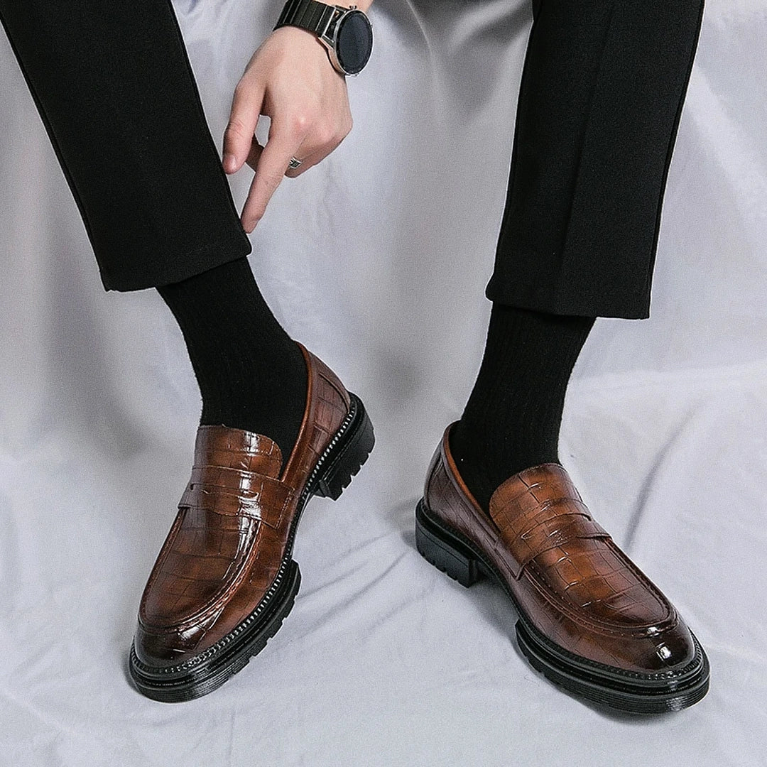 Sapato Masculino Loafer Romenzi RZ361 com acabamento impecável e estrutura premium. Visual elegante ideal para composições sofisticadas e versáteis