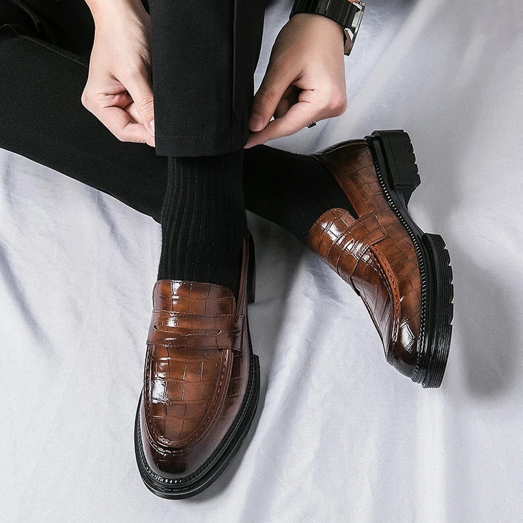 Sapato Masculino Loafer Romenzi RZ361 com acabamento impecável e estrutura premium. Visual elegante ideal para composições sofisticadas e versáteis