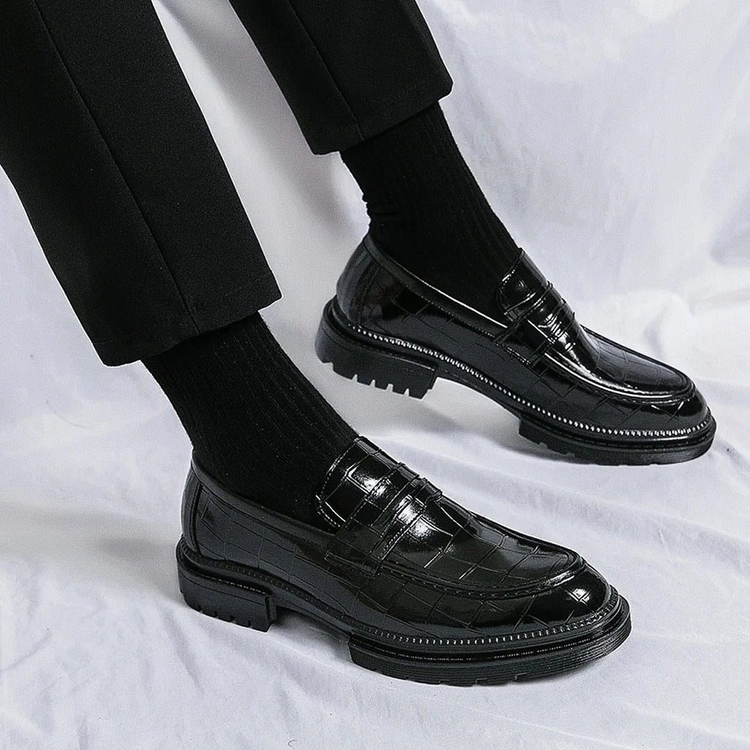 Sapato Masculino Loafer Romenzi RZ361 com acabamento impecável e estrutura premium. Visual elegante ideal para composições sofisticadas e versáteis