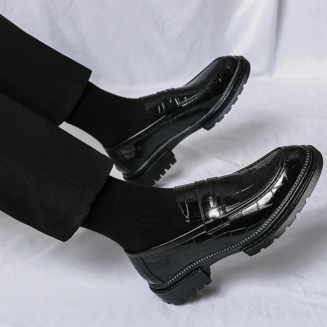 Sapato Masculino Loafer Romenzi RZ361 com acabamento impecável e estrutura premium. Visual elegante ideal para composições sofisticadas e versáteis