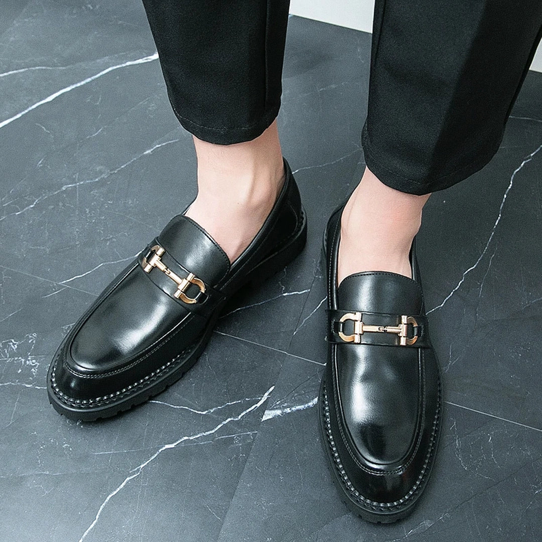 Sapato Masculino Loafer Romenzi RZ363 em couro com acabamento fosco, costura dupla e solado tratorado. Visual elegante e resistente na cor preta
