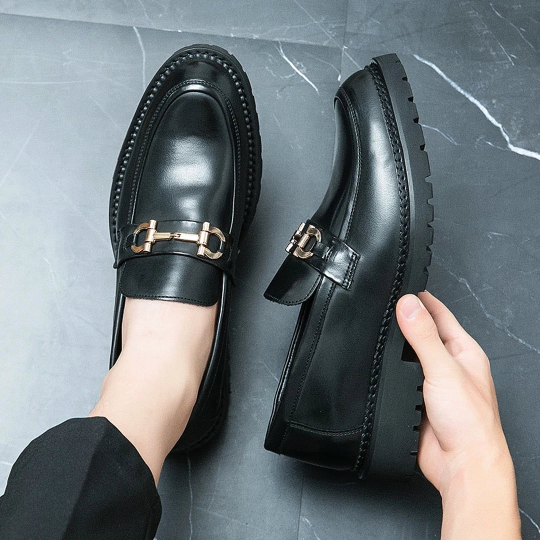 Sapato Masculino Loafer Romenzi RZ363 em couro com acabamento fosco, costura dupla e solado tratorado. Visual elegante e resistente na cor preta