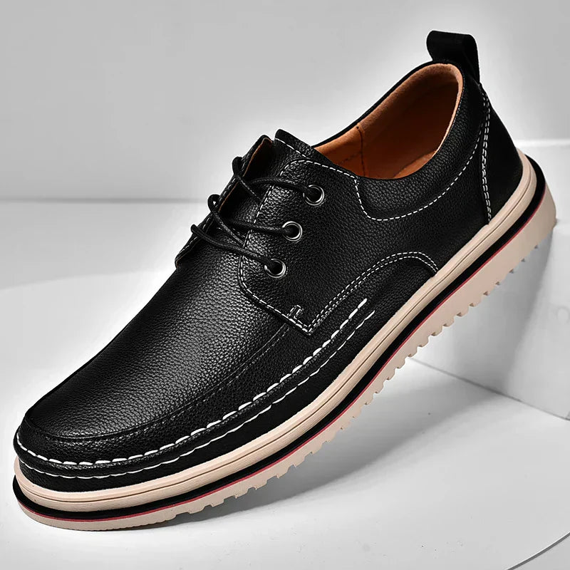 Sapato Masculino Romenzi RZ364 com acabamento elegante, palmilha confortável e solado antiderrapante. Visual clássico para uso formal e casual