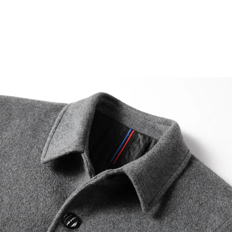 Sobretudo Masculino de Lã Grife Romenzi RZ093, com gola polo, corte perfeito e tecido premium, ideal para homens elegantes em diversas ocasiões.