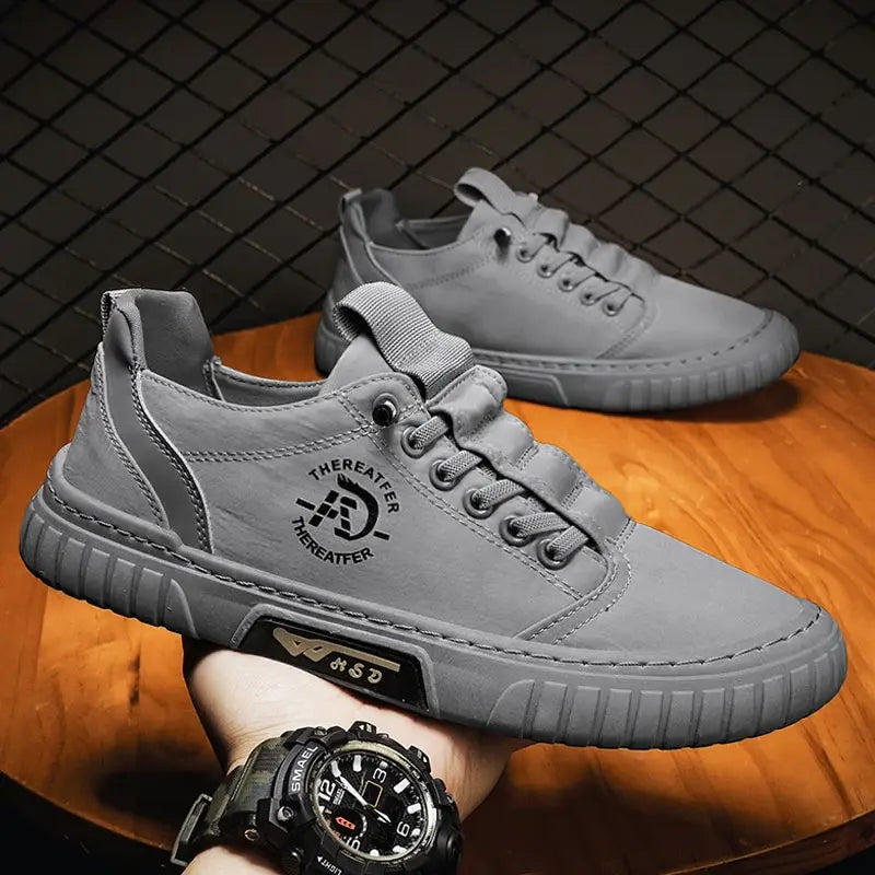 Tênis Casual Masculino Romenzi RZ333, confeccionado com material premium, sola anti penetração e conforto prolongado para rotinas exigentes.